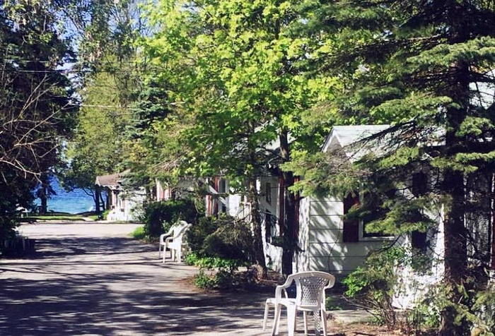Island View Cottages (Bay Bank Motel) - Web Listing (newer photo)